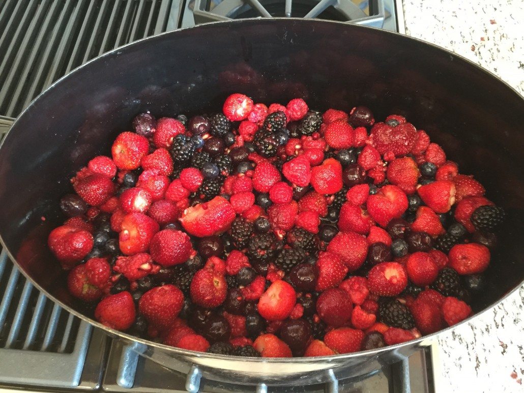 preparation of the red berry compote